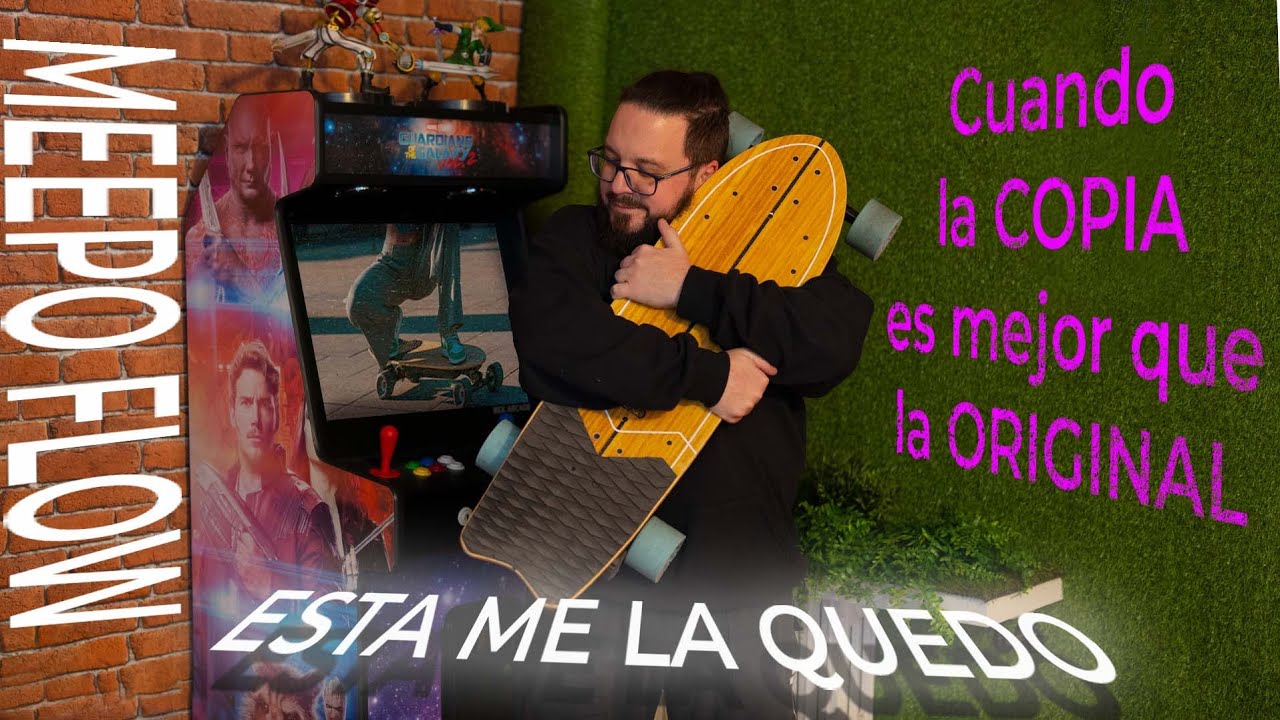 A man hugs a skateboard in front of an arcade machine, with text "Cuando la COPIA es mejor que la ORIGINAL" and "ESTA ME LA QUEDO."